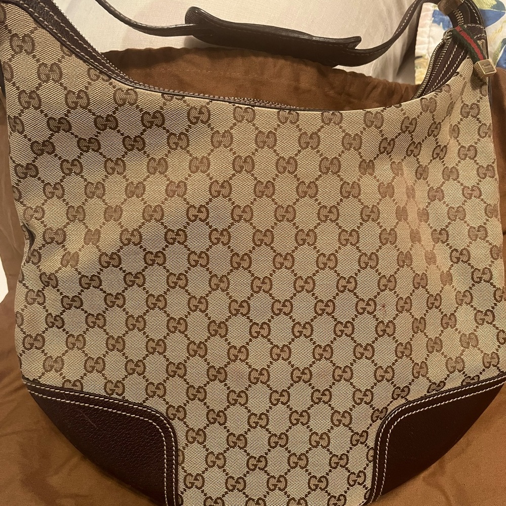 Barely worn hobo Gucci shoulder bag.